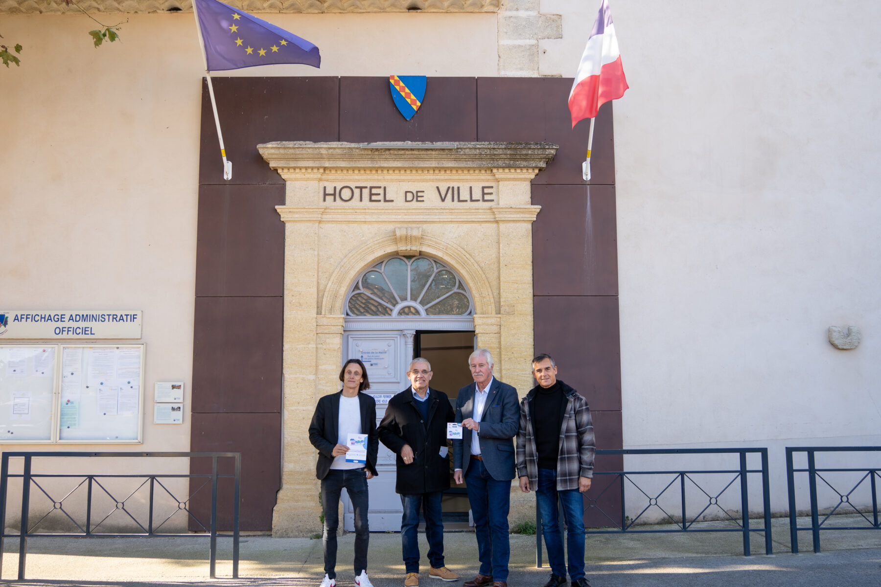 La CCI Gard remet des cartes-cadeaux Inside à la Mairie de Rochefort-du-Gard