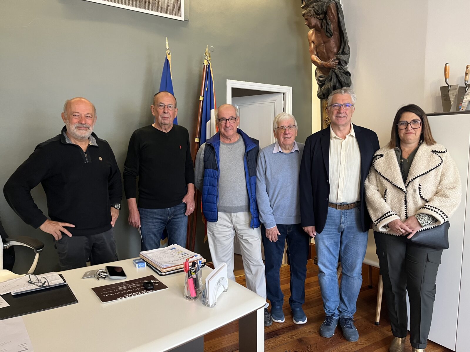 Bagnols-sur-Cèze : les élus de la majorité remettent un chèque au comité bagnolais du Secours Populaire