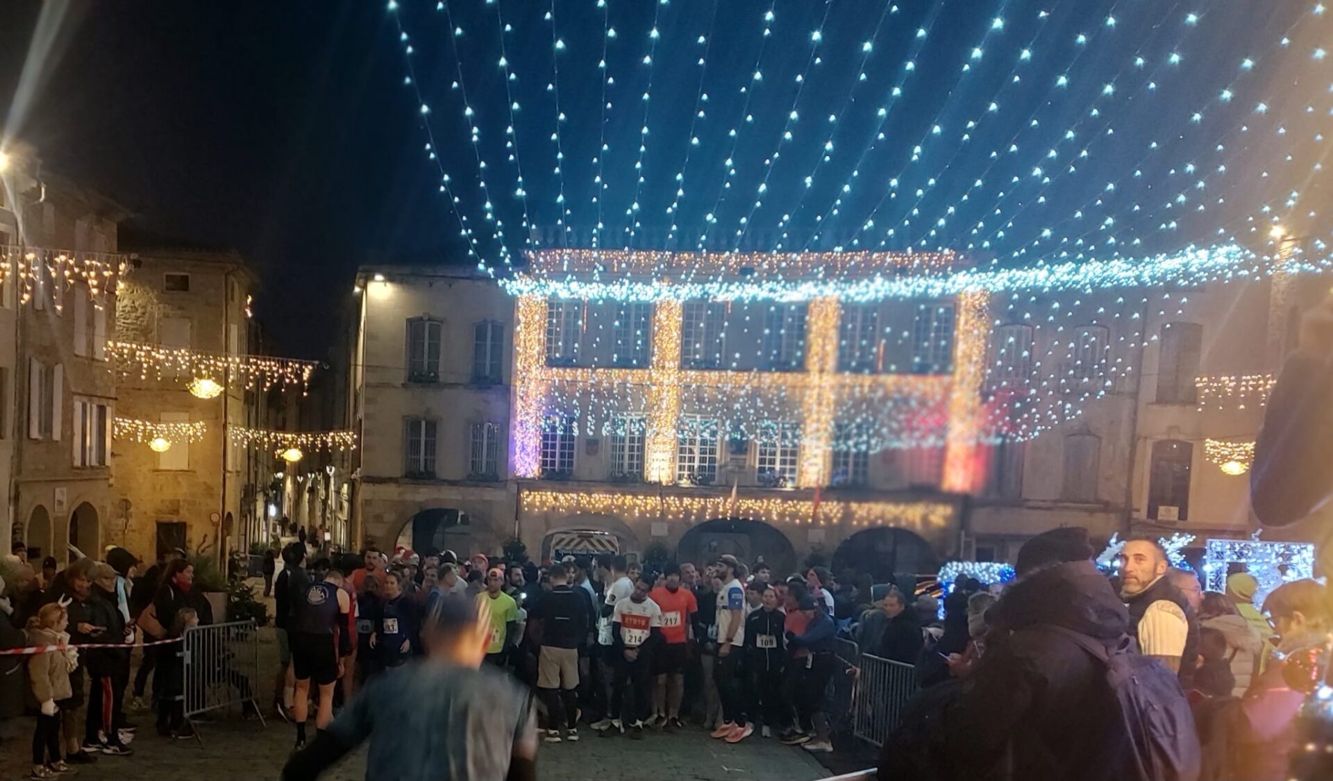 Bagnols-sur-Cèze : record d’affluence, bonnets de Noël et ambiance festive