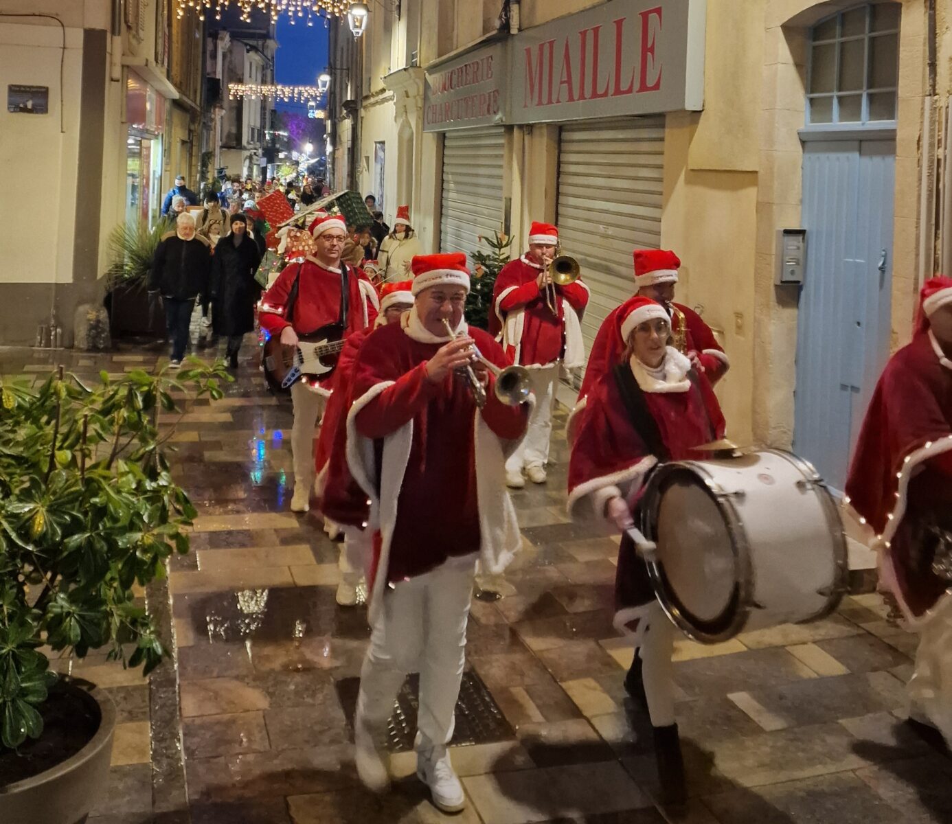 Bagnols-sur-Cèze : forte affluence pour l’inauguration du marché de Noël et de la patinoire