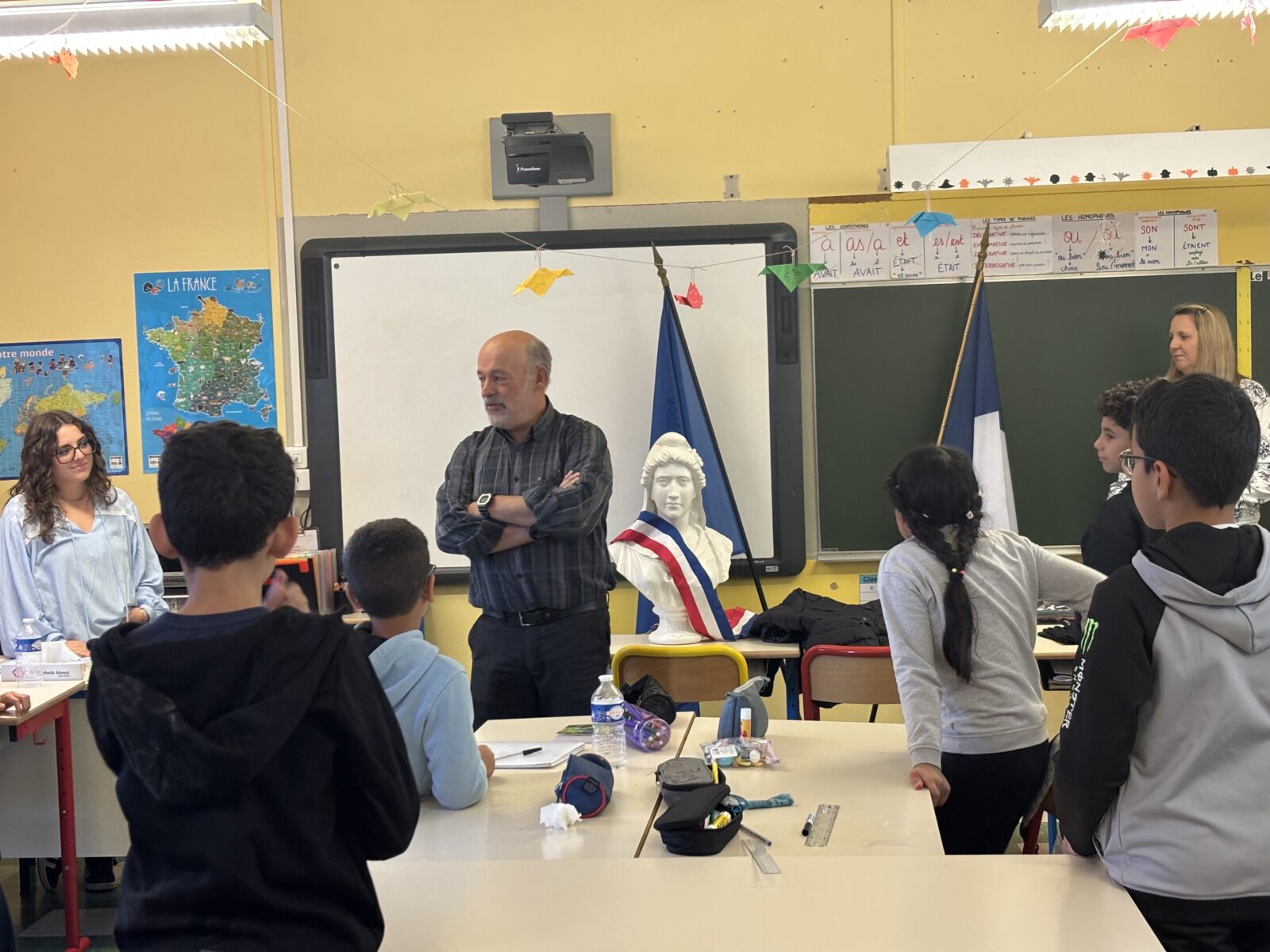 Bagnols-sur-Cèze : le maire Jean-Yves Chapelet renouvelle ses visites dans les classes de CM2, lancées en 2023 après les émeutes