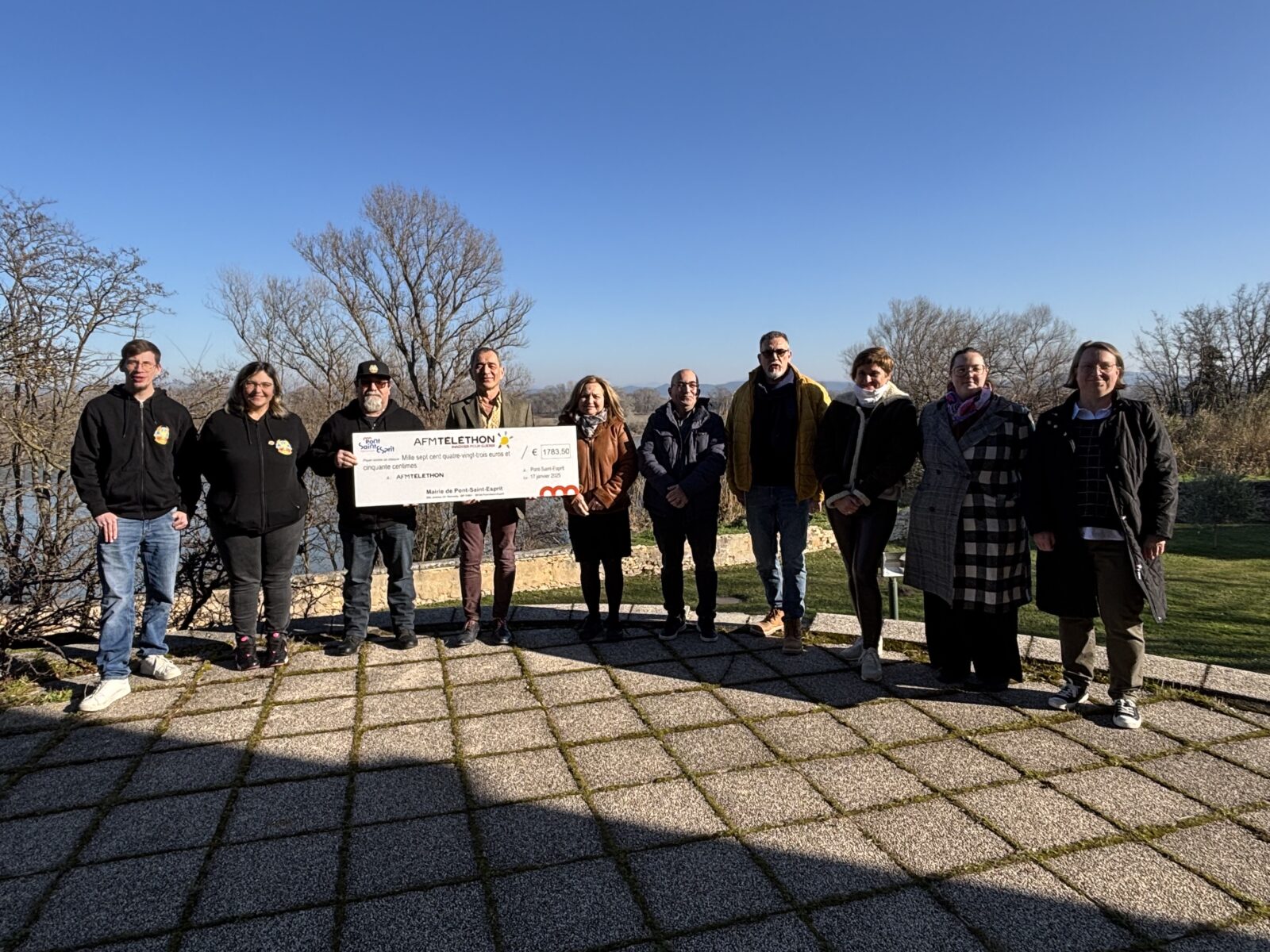 La mairie de Pont-Saint-Esprit remet un chèque de 1 783,50 € à l’AFM Téléthon