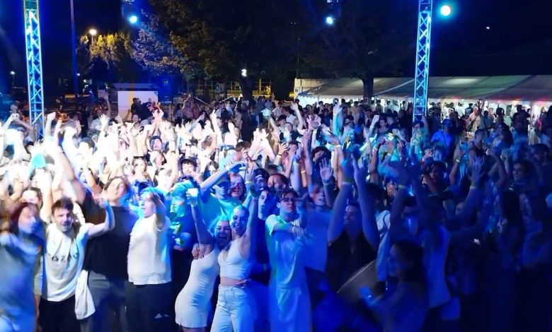 foule célébrant une bodega