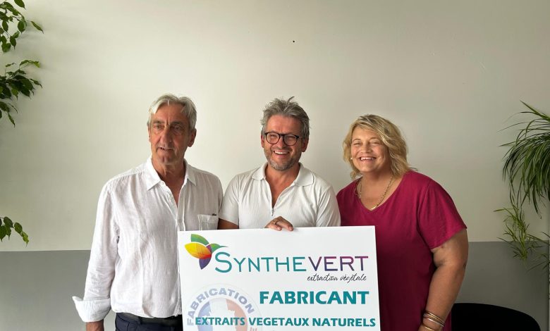 Le sénateur Denis Bouad en photo avec le patron de l'entreprise et Nathalie Nury maire de Roquemaure