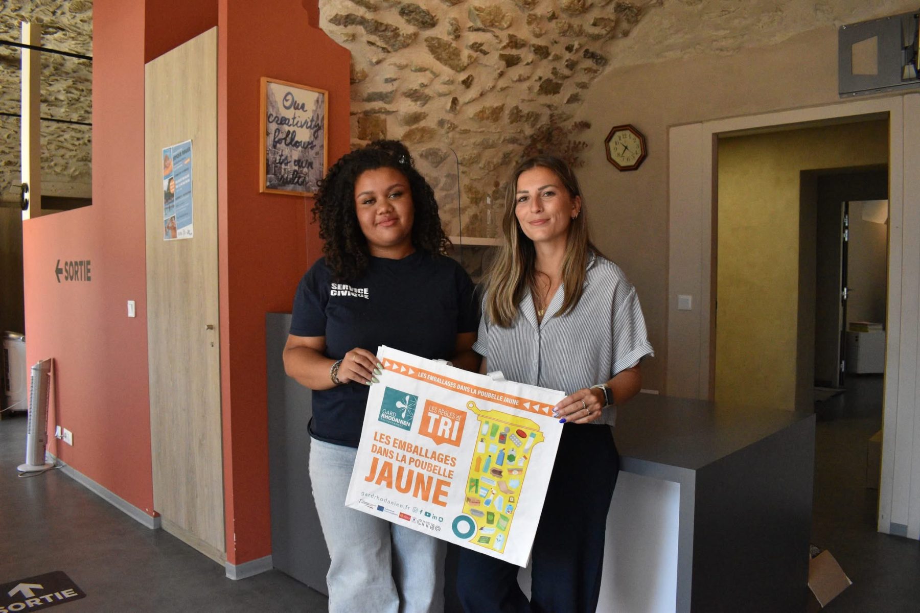 Pont-Saint-Esprit : la commune distribue des cabas à CitéZen pour les déchets recyclables des spiripontains