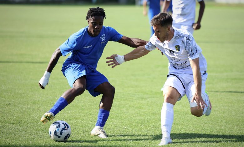 Le joueur de l’OAC en bleu tente de dribbler un adversaire du Grau-du-Roi lors du match amical du 3 août 2025 à Alès.