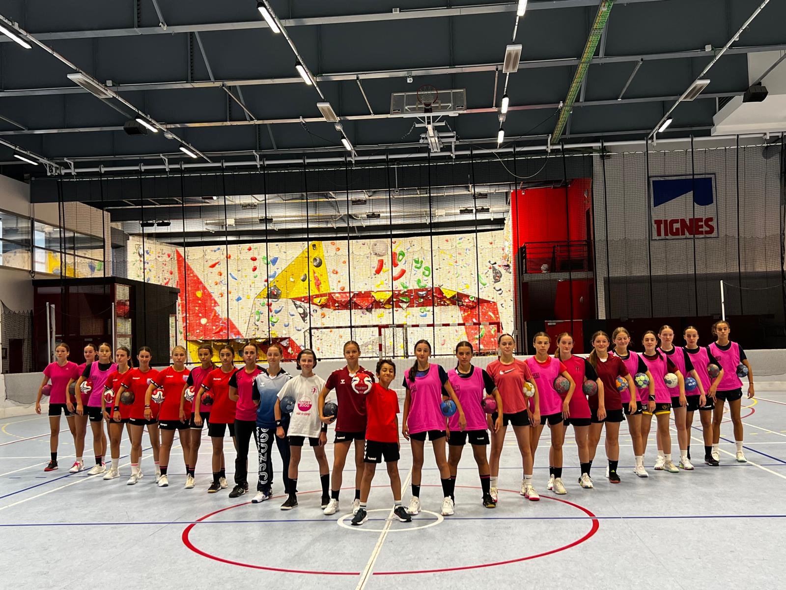 Stage de handball à Tignes : les équipes féminines de l’entente Bagnols/Pont au sommet