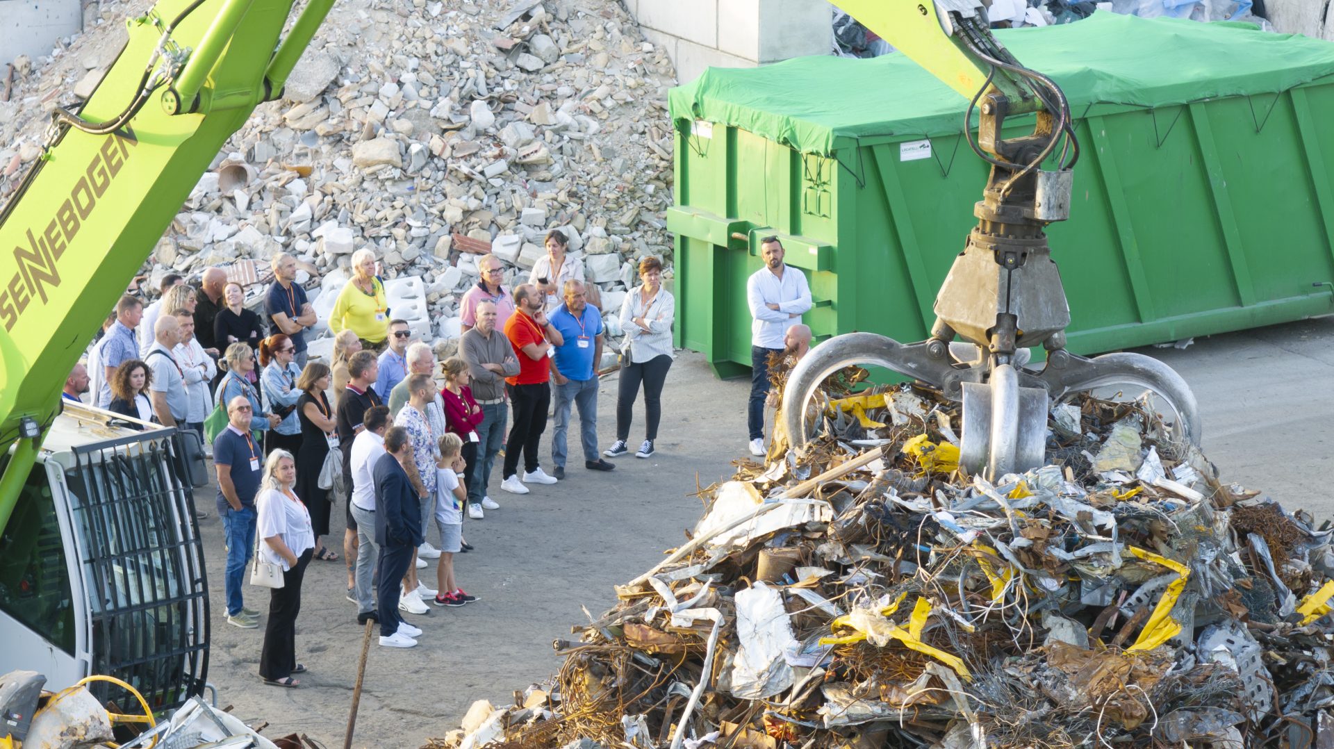Tresques : Les Entrepreneurs de l’Uzège Pont du Gard en visite chez Dumas Récupération