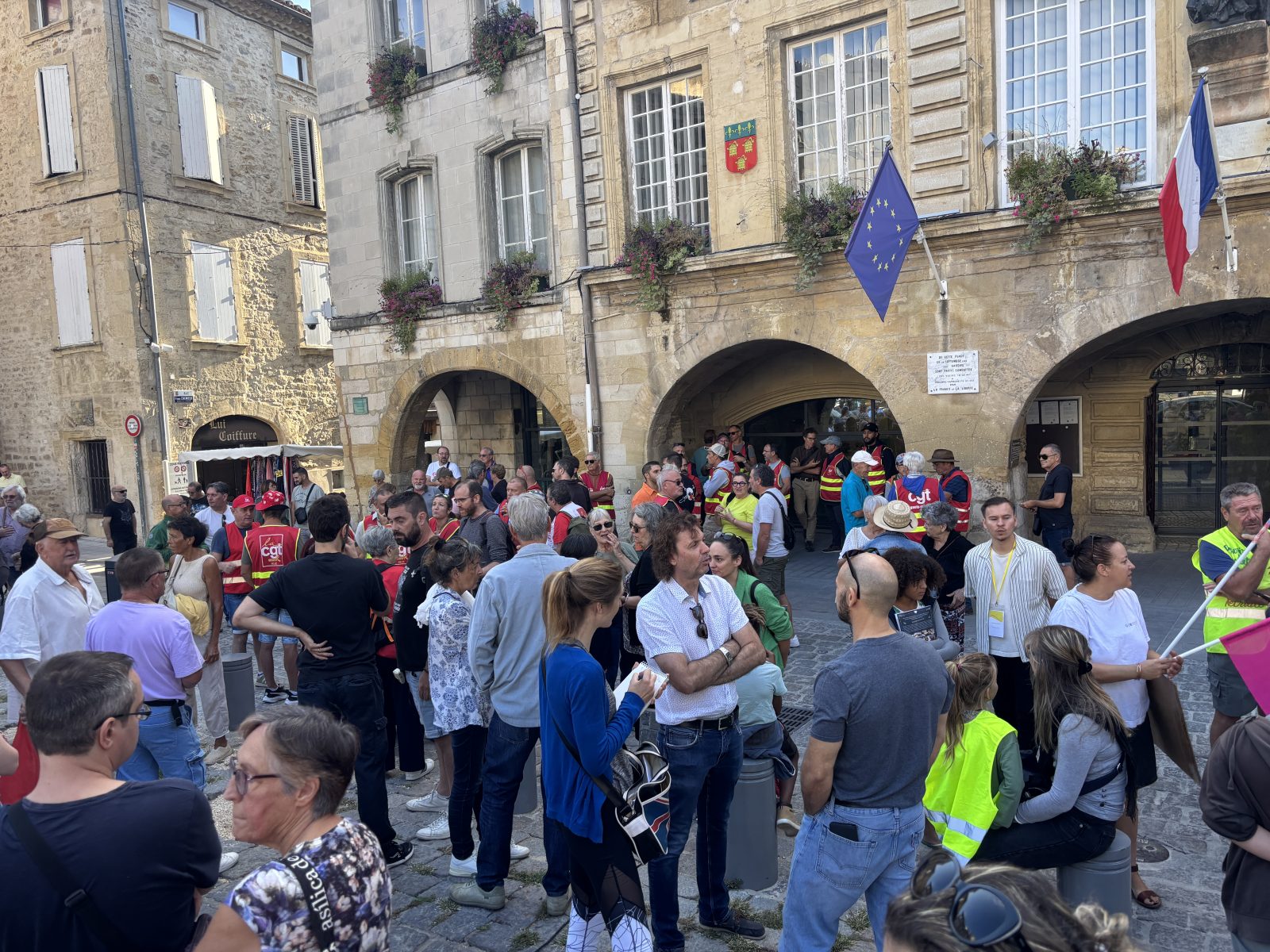 Bagnols-sur-Cèze : 250 personnes mobilisées devant la mairie contre la politique sociale du gouvernement, une manifestation se prépare