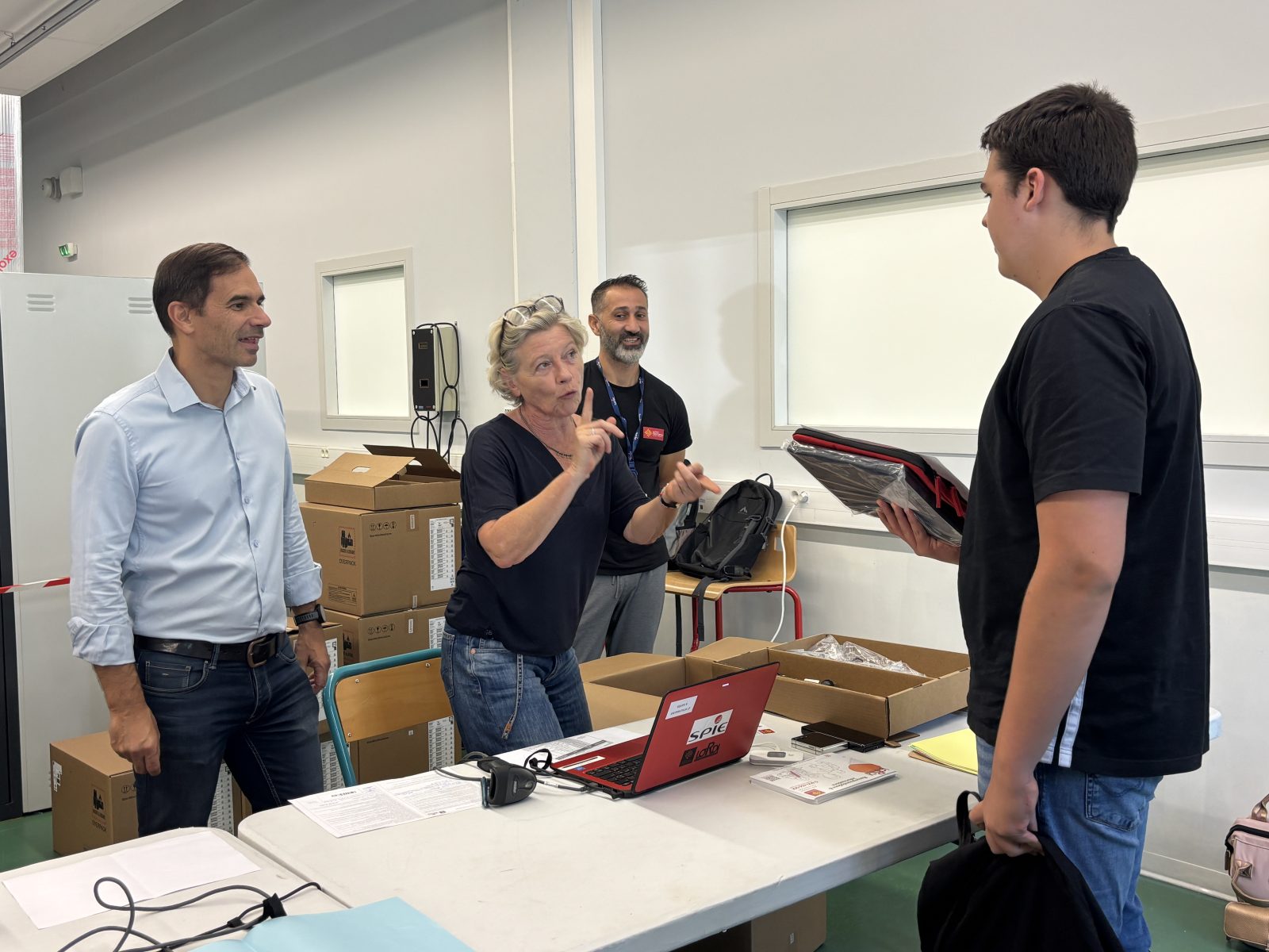 Des ordinateurs offerts aux élèves de seconde du lycée Einstein par la Région Occitanie