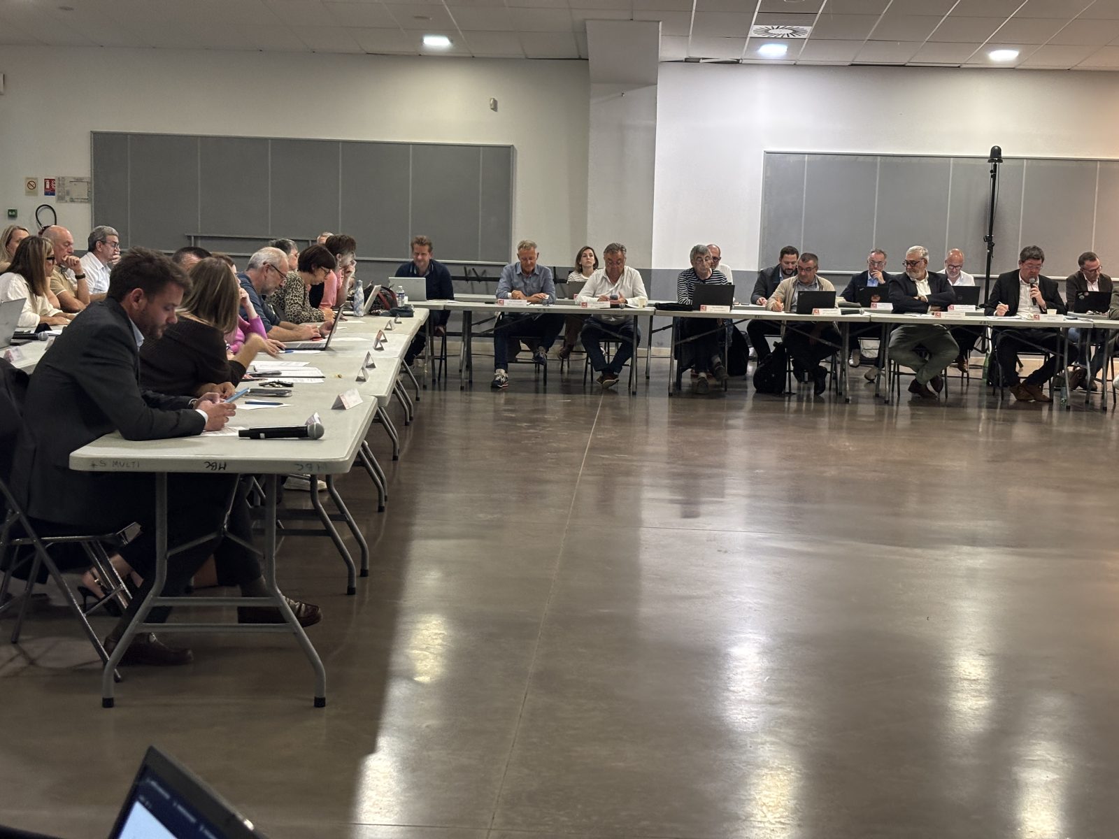 Le SPASER adopté par l’Agglomération du Gard rhodanien : entre ambition responsable et débats houleux