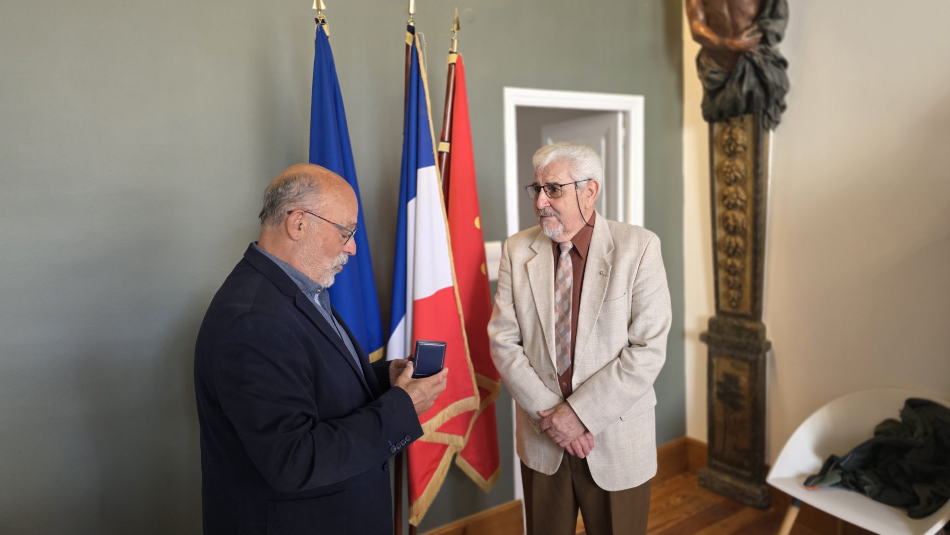 Bagnols-sur-Cèze : Roger Fagnon, figure de la gendarmerie et du territoire, honoré par la médaille de la Ville