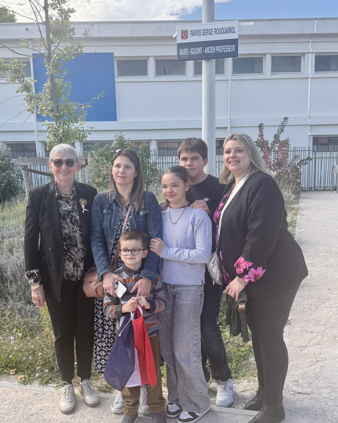 Bagnols-sur-Cèze : le parvis de l’école Jules-Ferry porte désormais le nom de Serge Rouquairol