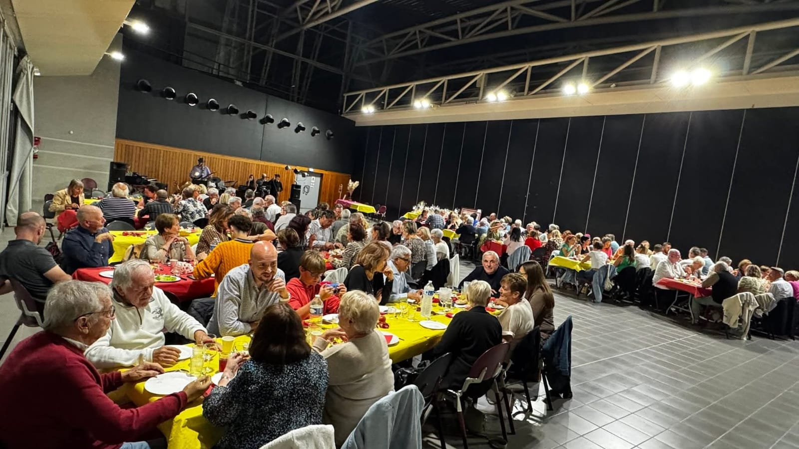 Le comité de jumelage de Laudun-l’Ardoise organise une soirée paëlla dansante années 80