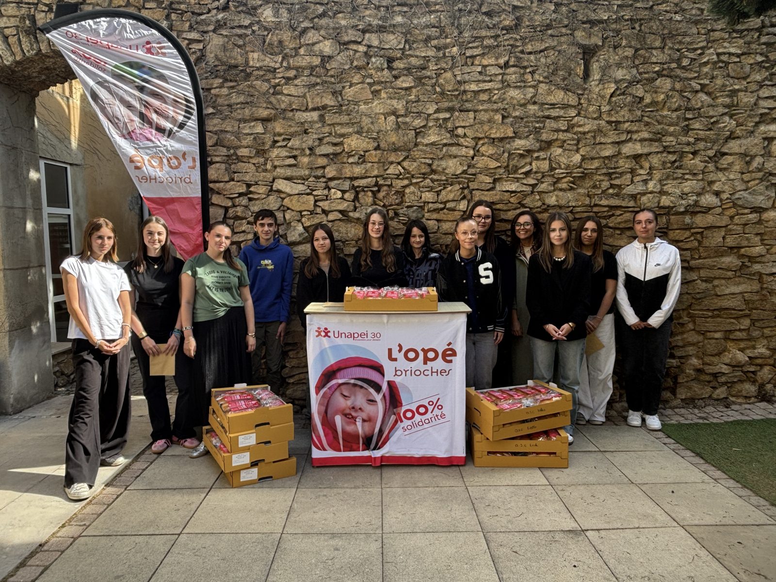 Bagnols-sur-Cèze : les élèves de 2nde GA du Lycée Sainte-Marie battent un record avec 350 brioches vendues
