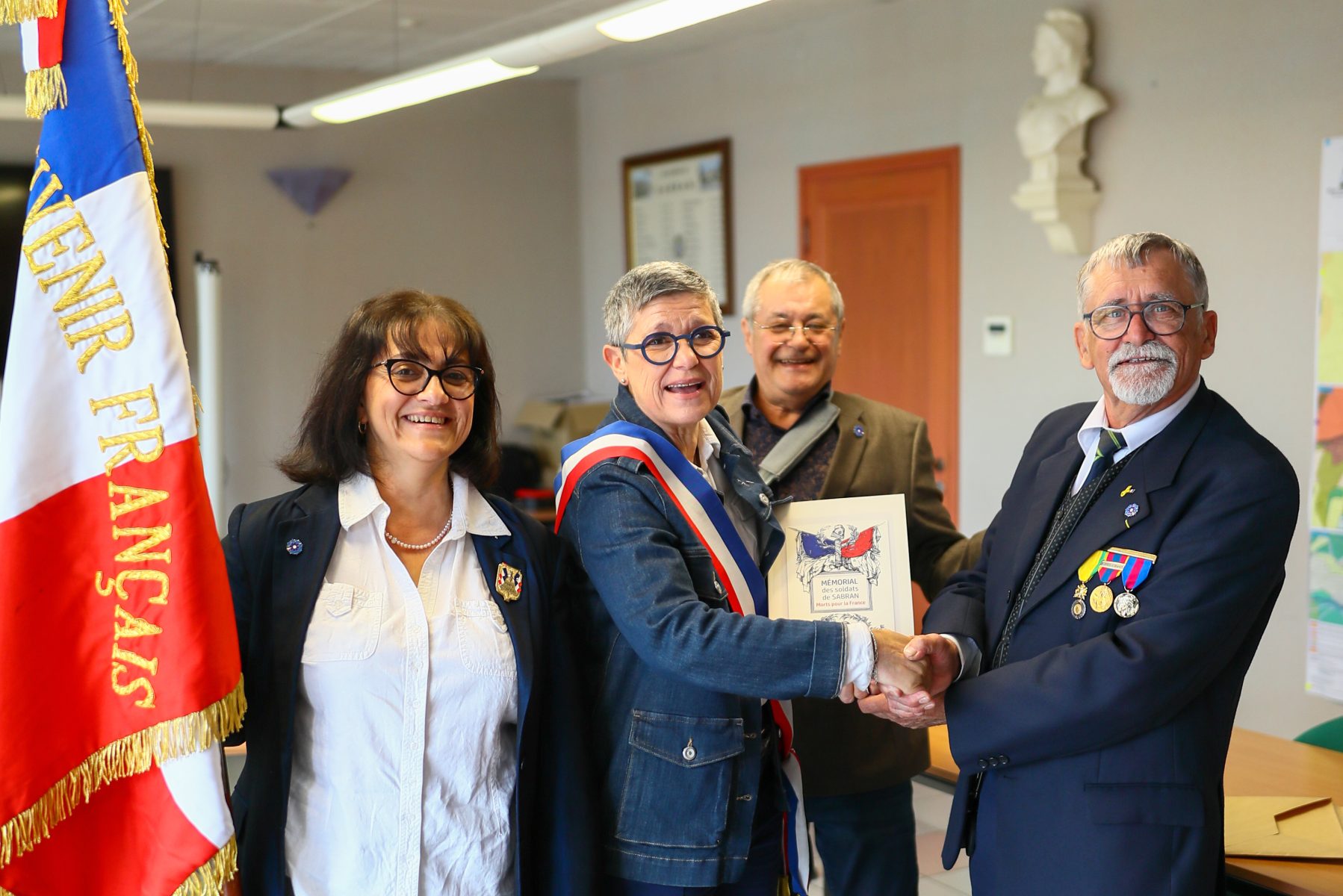 Sabran commémore l’Armistice et célèbre le livre « Morts pour la France » de Michel Benoit