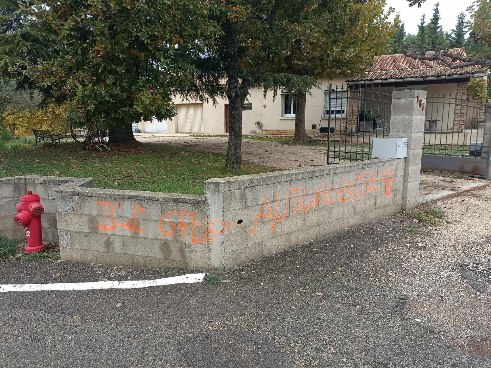 Des tags injurieux visent le domicile d’un élu à Laudun-l’Ardoise