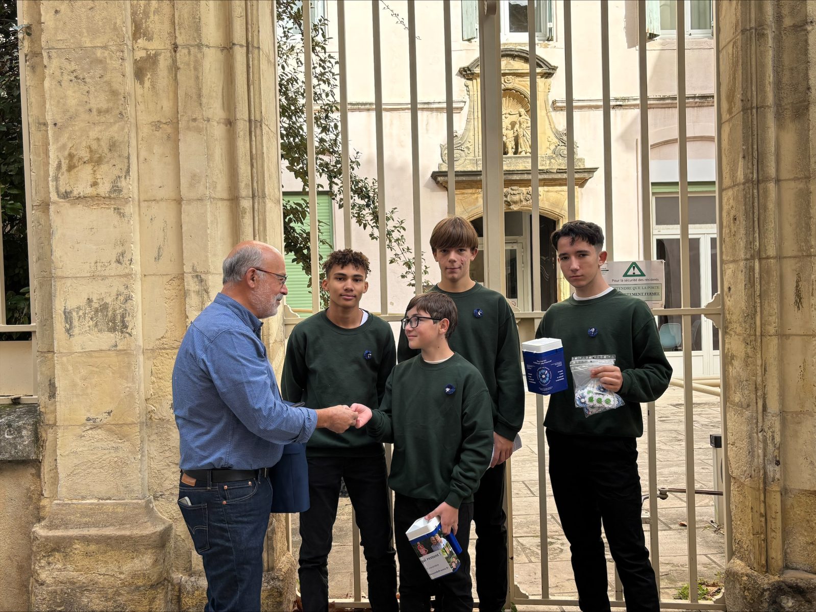 Les élèves de la Classe Défense mobilisés pour le Bleuet de France sur le marché de Bagnols