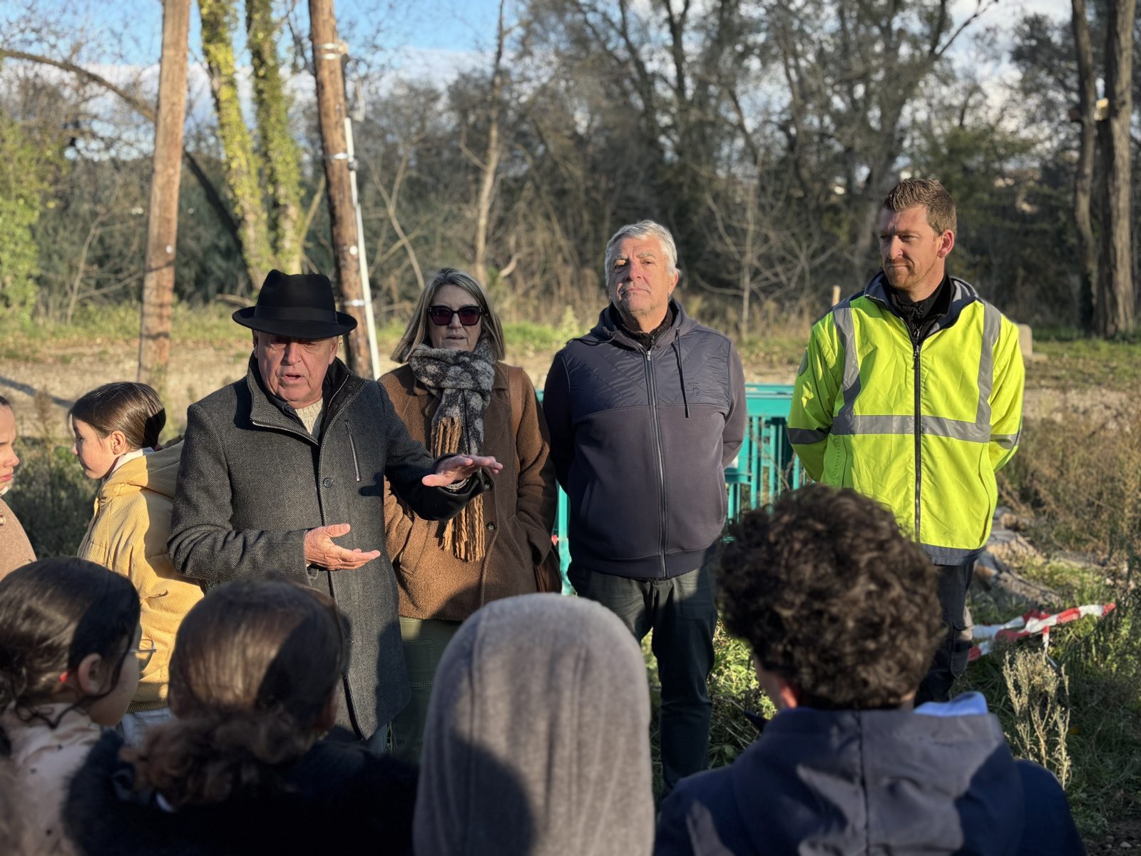 Bagnols-sur-Cèze : dix nouveaux arbres plantés avec les élèves pour la 4ᵉ édition du dispositif « 1 arbre – 1 classe »