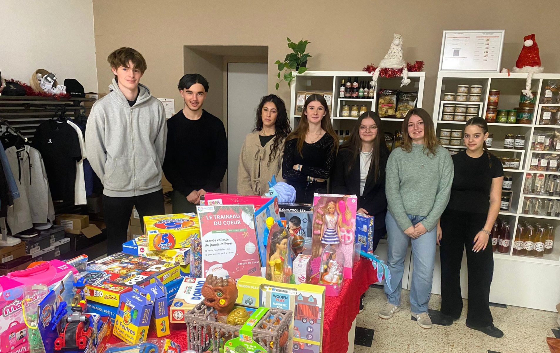 Bagnols-sur-Cèze : quand la solidarité devient une leçon de vie : les élèves de Sainte-Marie offrent Noël à 90 familles