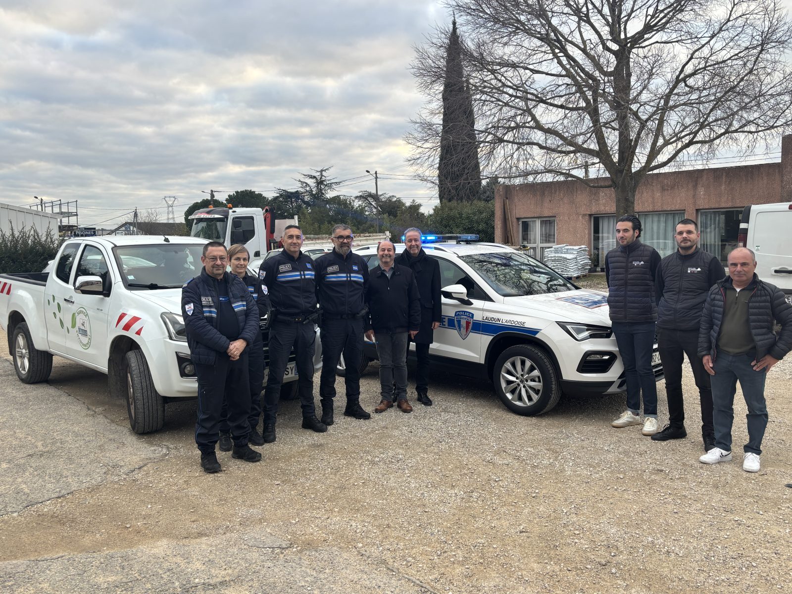 Laudun-l’Ardoise : la municipalité annonce l’acquisition de deux nouveaux véhicules pour la police et l’environnement