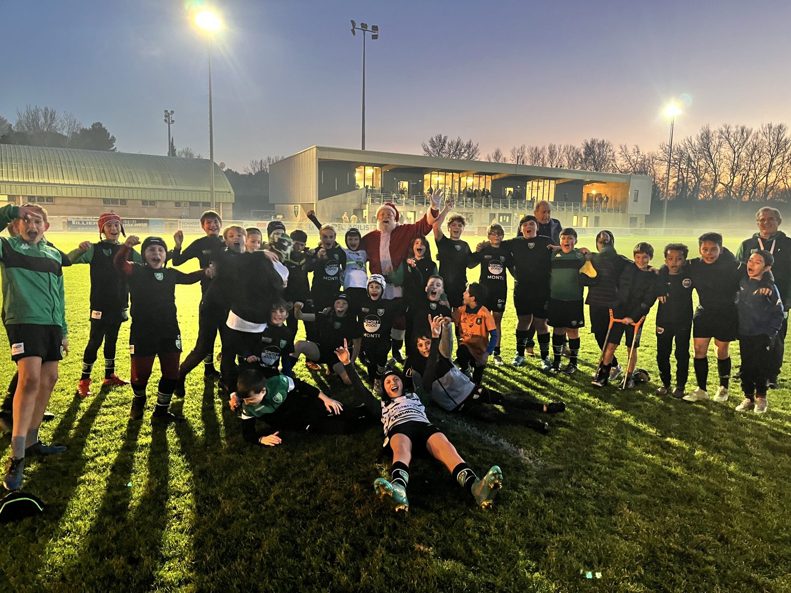 Les Angles : une visite du père Noël très appréciée à l’école de rugby du RCAGR