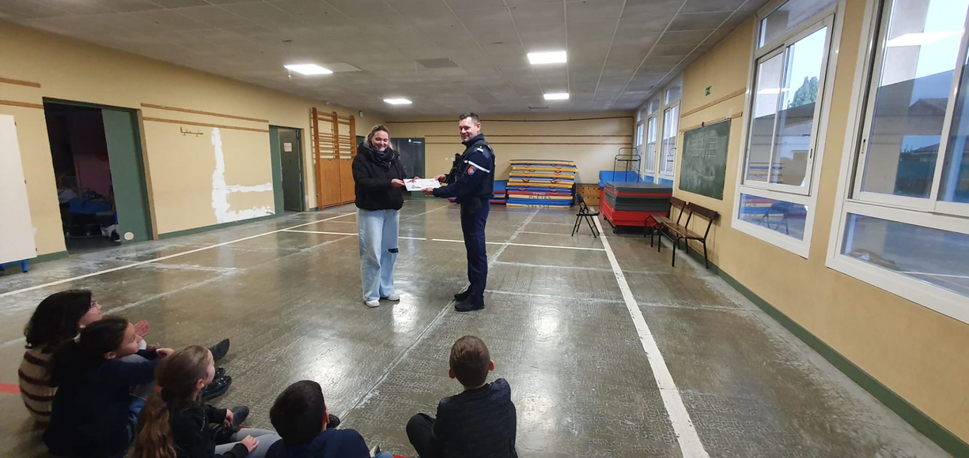 Opération Noël : les enfants du périscolaire de Roquemaure adressent leurs dessins aux gendarmes en opération extérieure