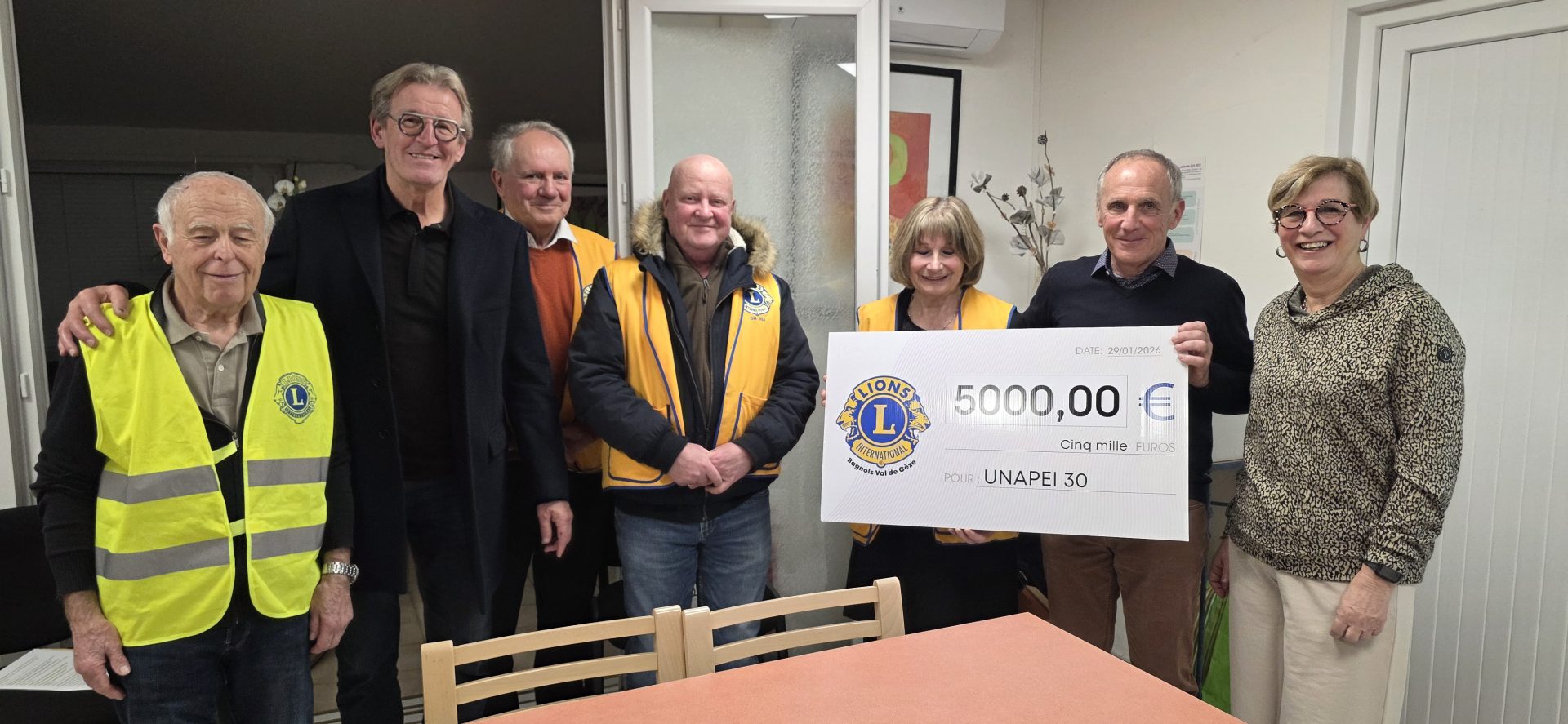 Bagnols-sur-Cèze : le Lions Club Bagnols Val de Cèze remet un chèque de 5 000 euros à l’Unapei 30 !