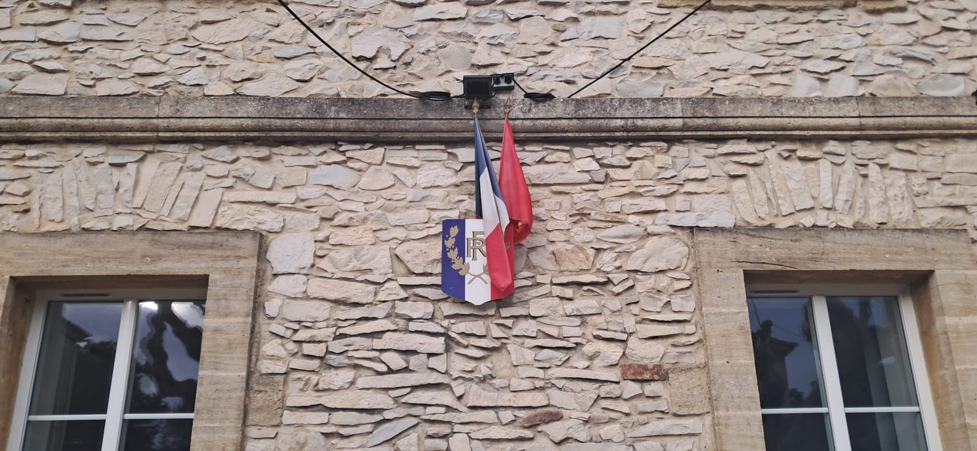 La mairie de Lirac retire le drapeau européen en signe de soutien aux agriculteurs