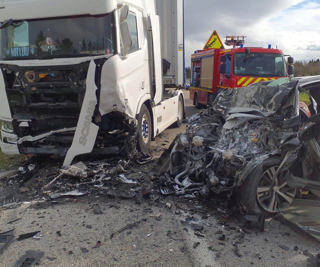 Roquemaure : un homme de 37 ans perd la vie dans une violente collision sur la N580