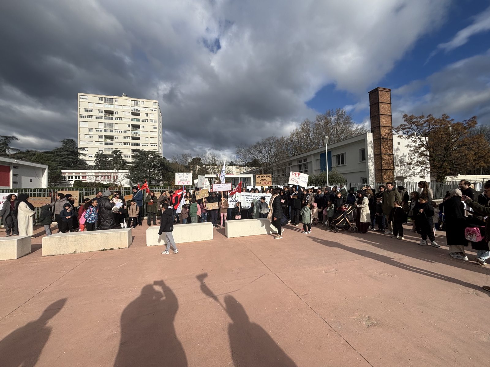Bagnols-sur-Cèze : enseignants et parents unis dans la rue pour défendre l’école Jules Ferry