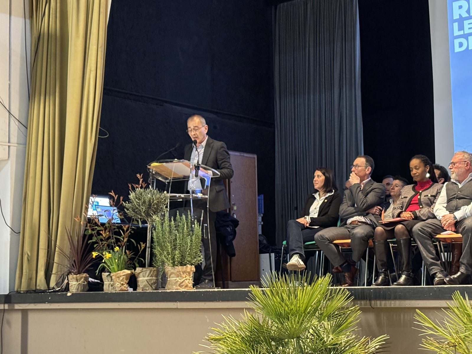 À Pont-Saint-Esprit, Valère Segal déroule son projet et défend son bilan lors d’une réunion publique