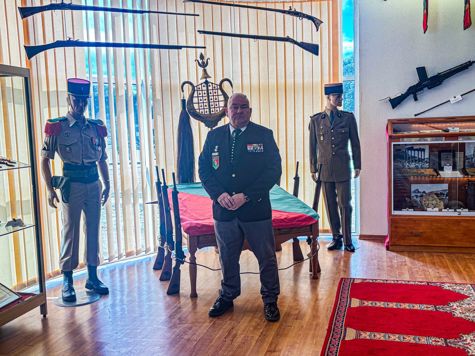 Au cœur de la salle d’honneur du 1er REG, le major Chemin raconte 43 ans d’histoire légionnaire