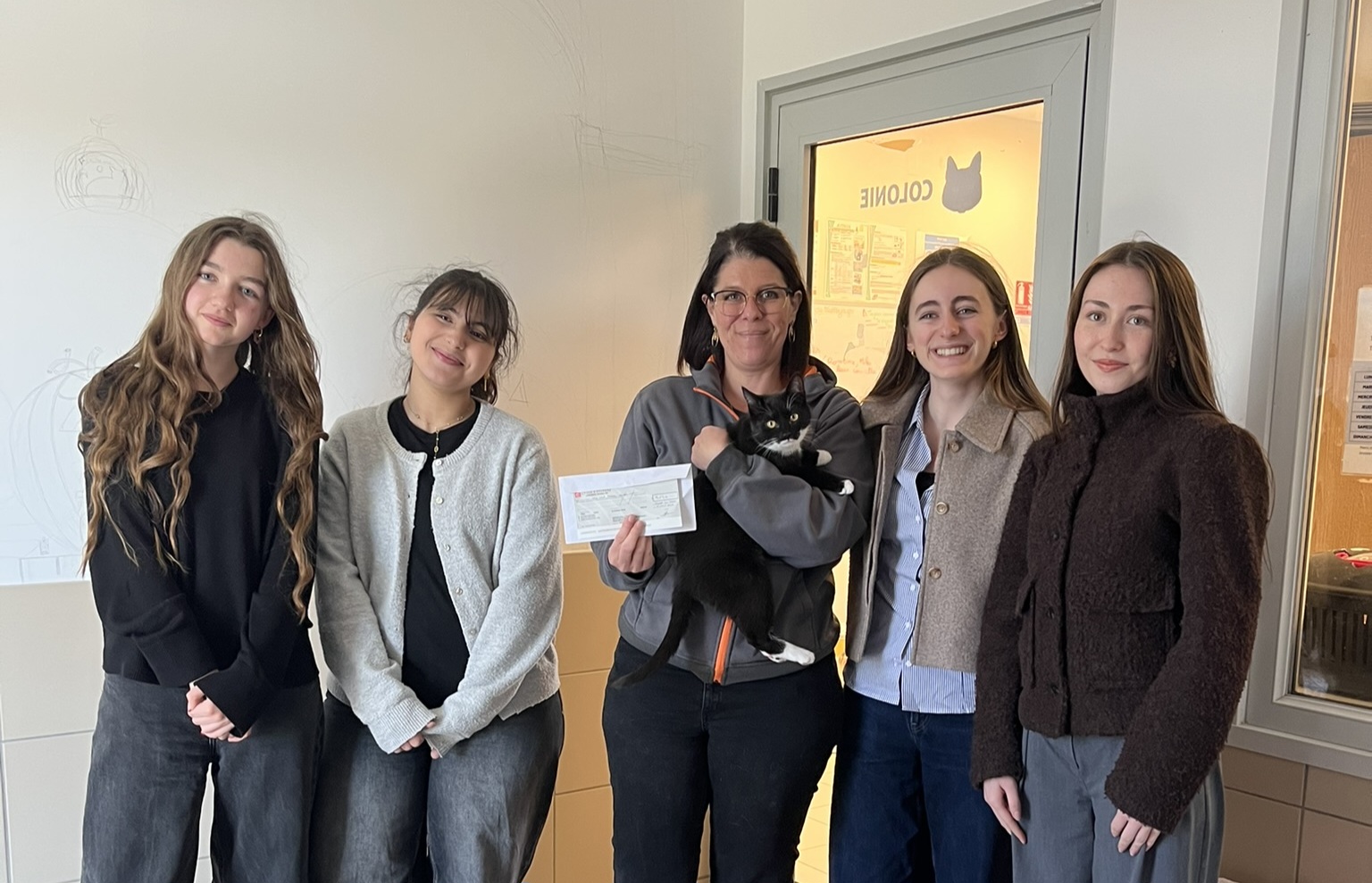 Bagnols-sur-Cèze : La Maison des Lycéens du lycée Albert Einstein mobilise 513 € pour la protection animale grâce à une vente de tulipes
