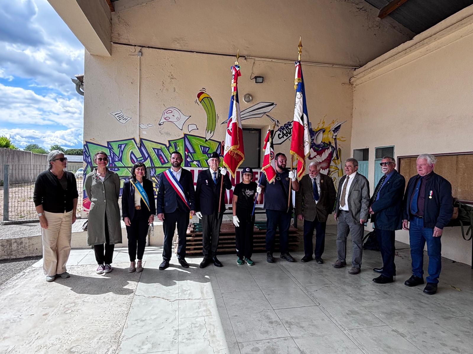 Saint-Marcel-de-Careiret : remise du drapeau de citoyenneté à l&rsquo;école du village