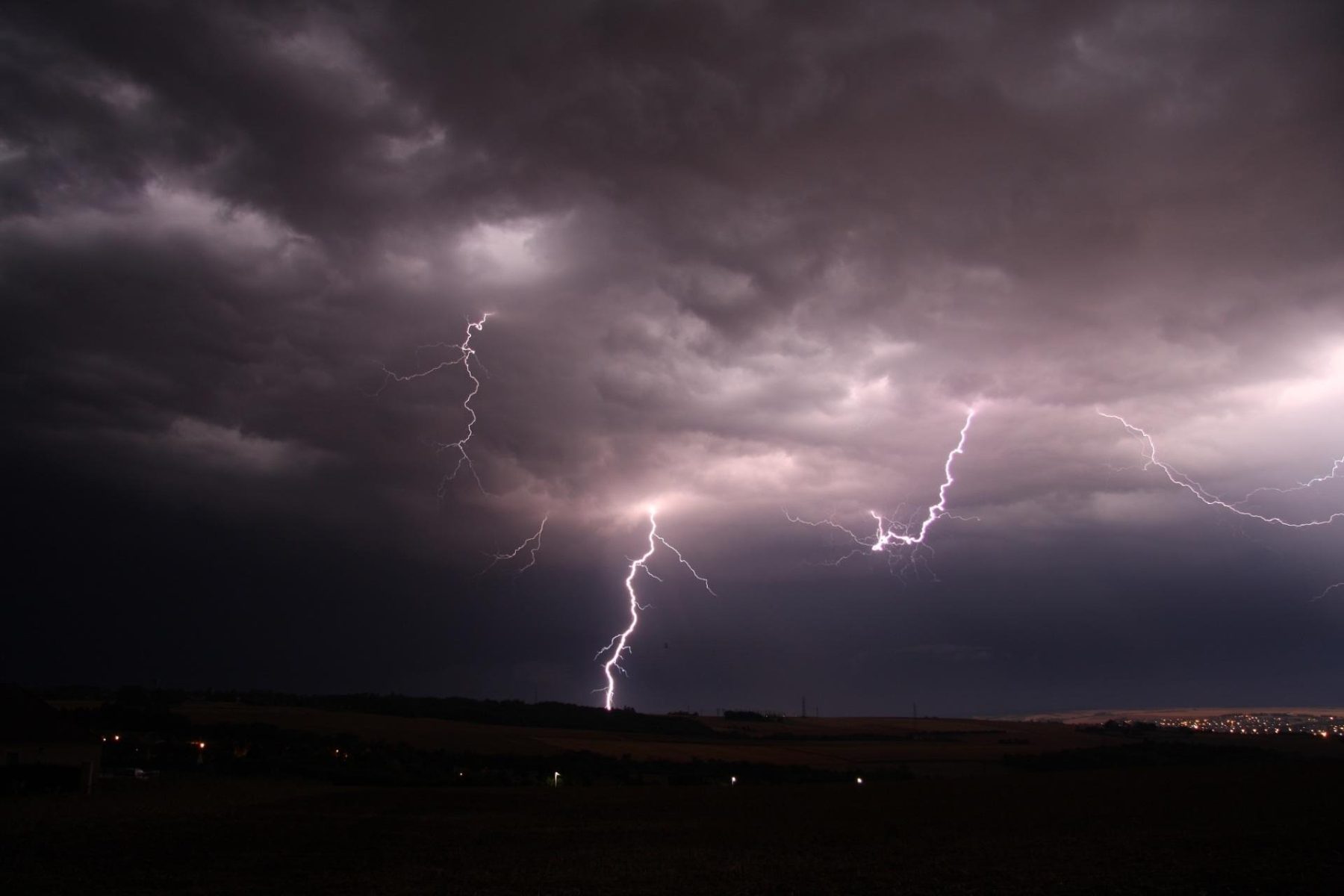 Bulletin météo spécial : la fin de la canicule se profile, mais de violents orages pourraient frapper le Gard à partir de jeudi