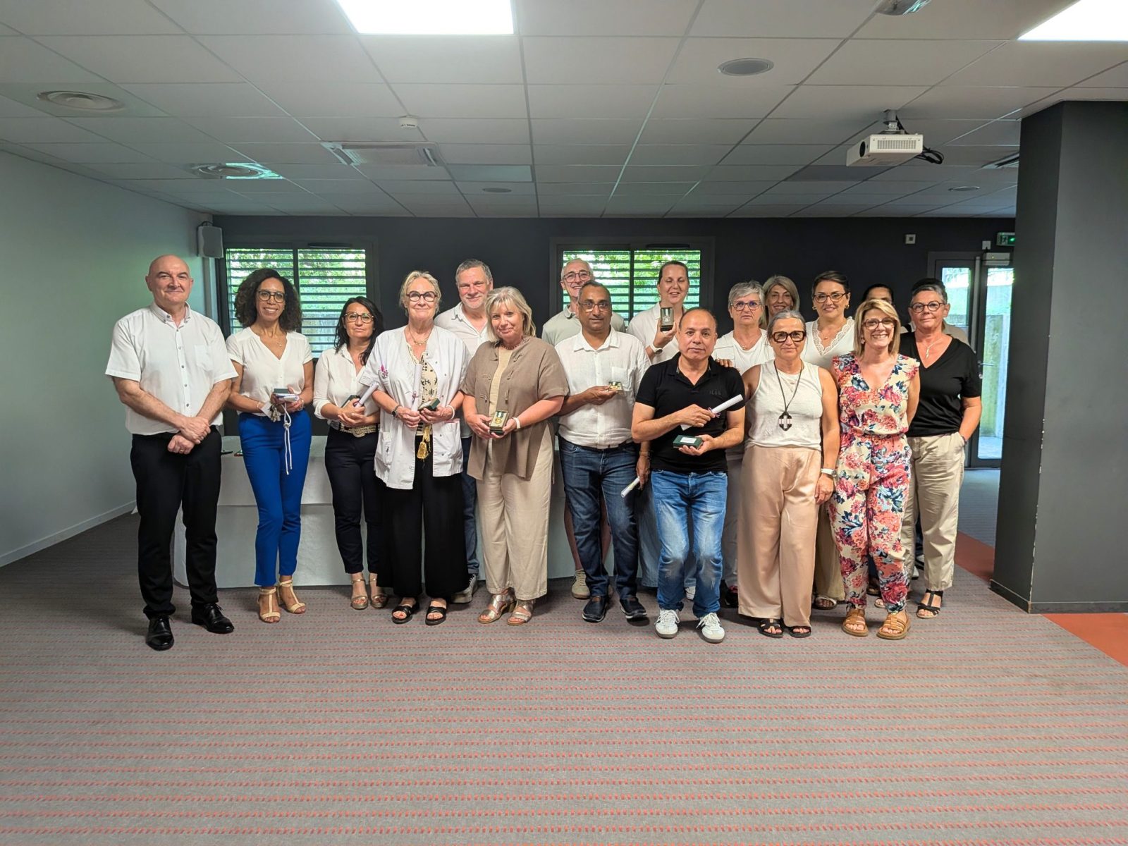 Centre hospitalier de Bagnols-sur-Cèze : 16 agents distingués par la médaille d’honneur du travail