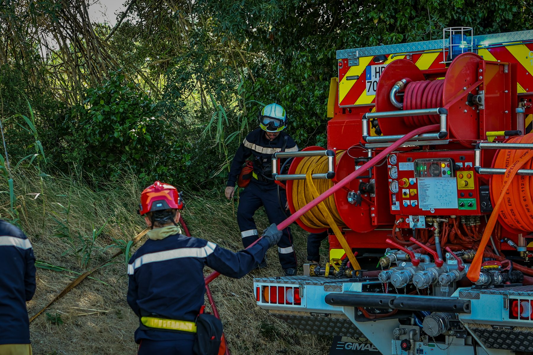 Saint-Marcel-de-Careiret : 5 000 m² parcourus par un feu de végétation, l’intervention se poursuit