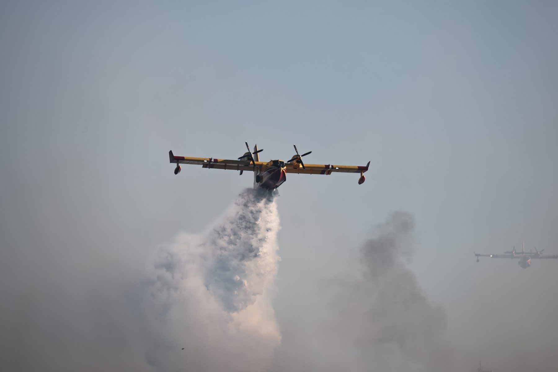 Feu de Roquemaure : 25 hectares parcourus, 140 pompiers mobilisés et un dispositif maintenu toute la nuit