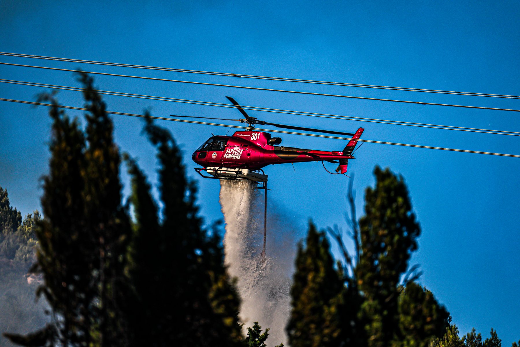 Feu de broussailles et de forêt à Saint-Gervais : le sinistre en nette régression à 20h15