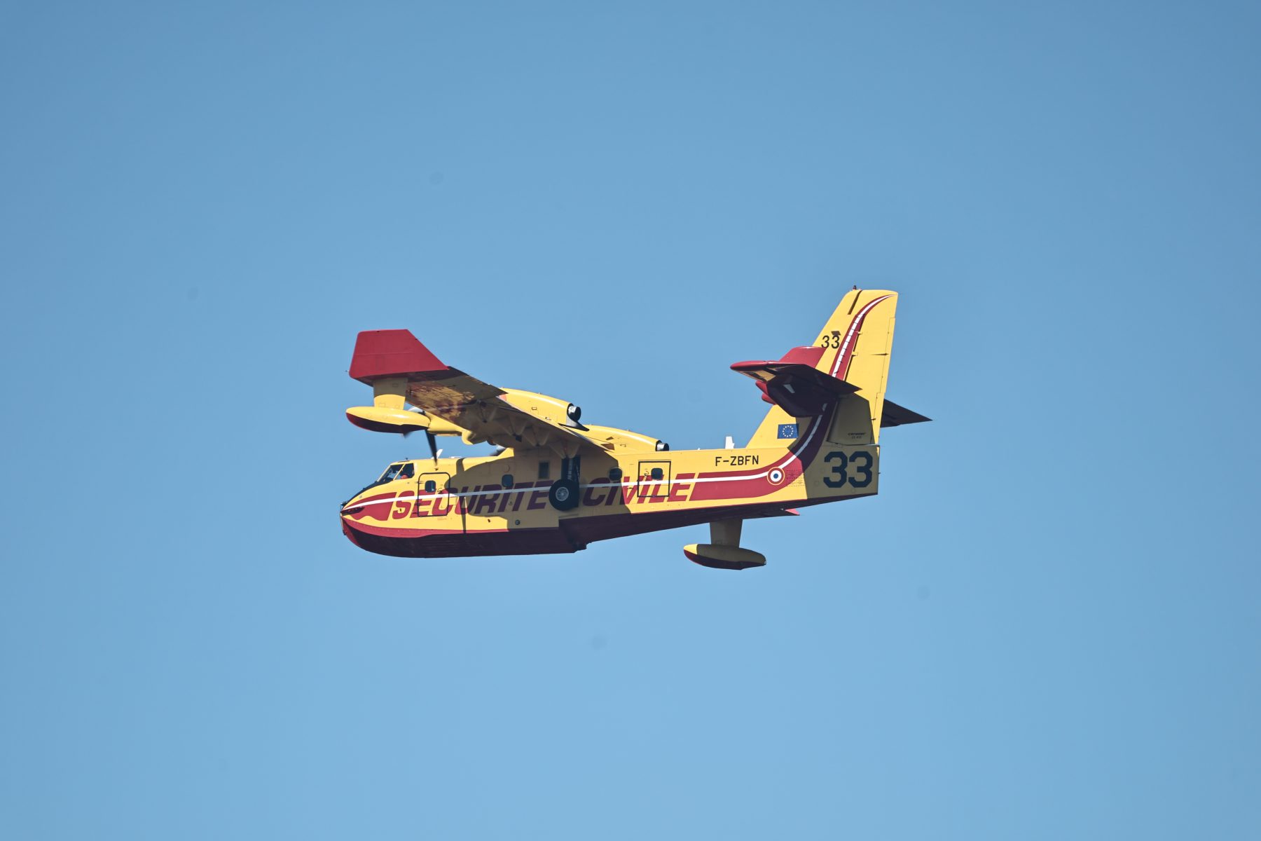 Incendie de Rochefort du Gard : 60 hectares brûlés, la gendarmerie de Rochefort-du-Gard évacuée préventivement