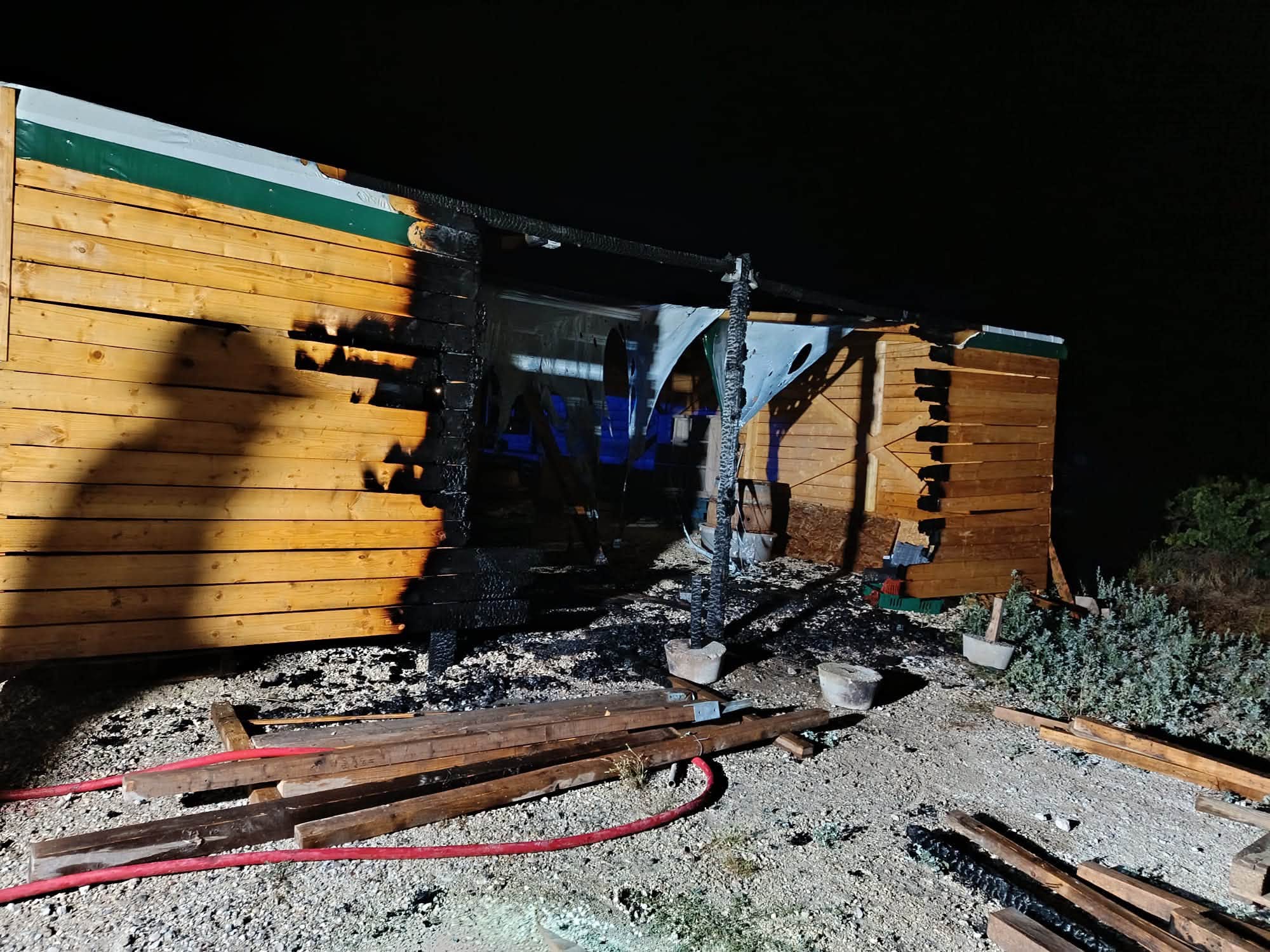 Pont-Saint-Esprit : le stand de la Ferme La Grangette en partie détruit par un incendie, une plainte va être déposée