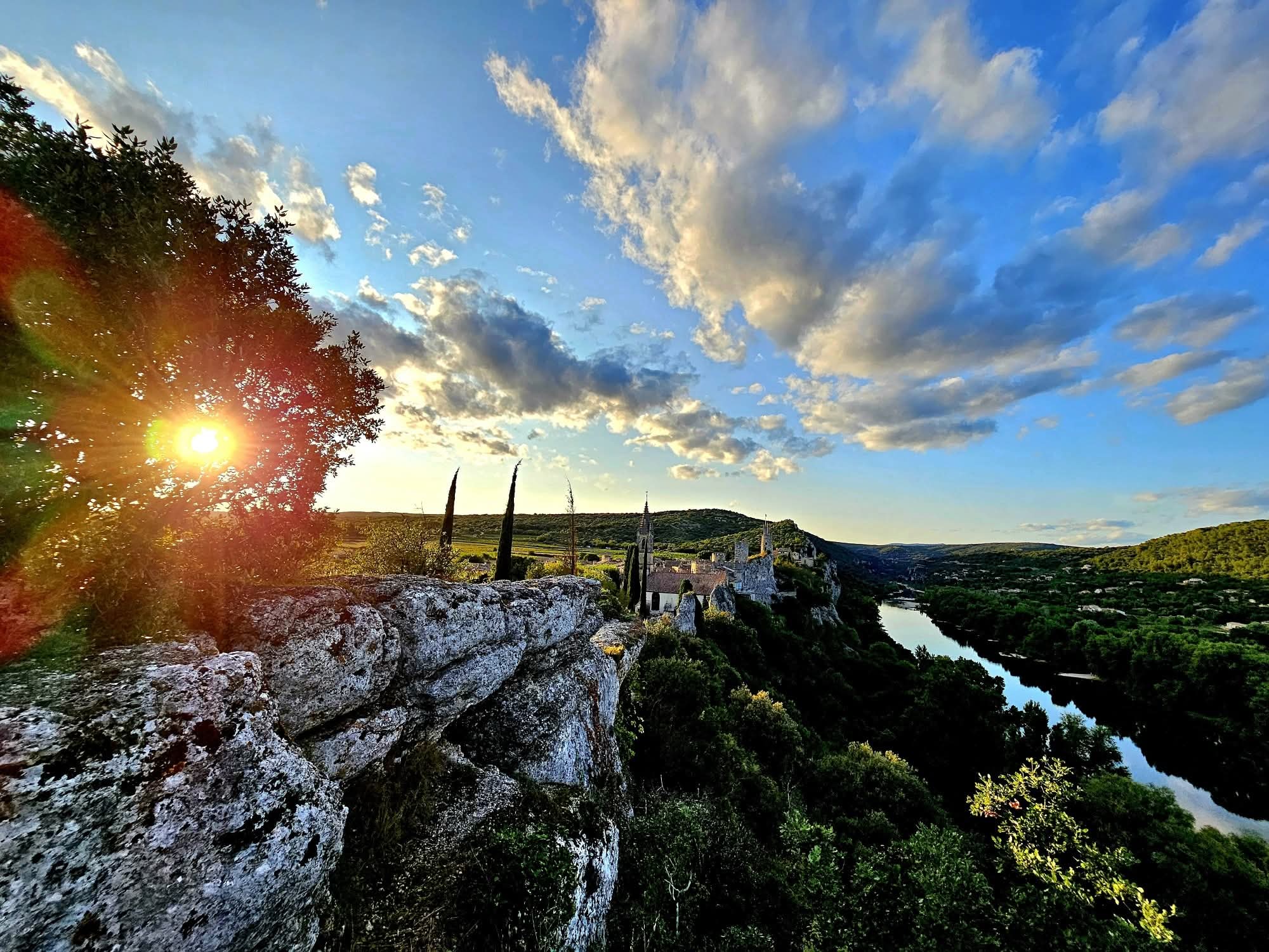 Aiguèze : La sentinelle médiévale suspendue sur les Gorges de l’Ardèche