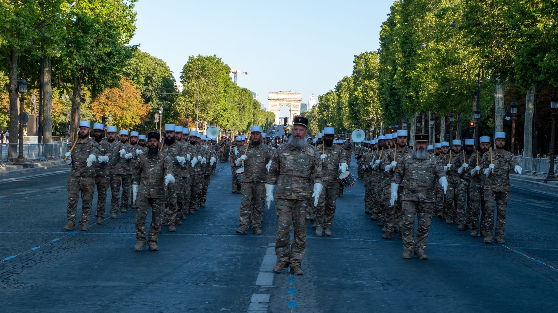 Le 1er Régiment étranger de Génie clôture le défilé du 14-Juillet sur les Champs-Élysées