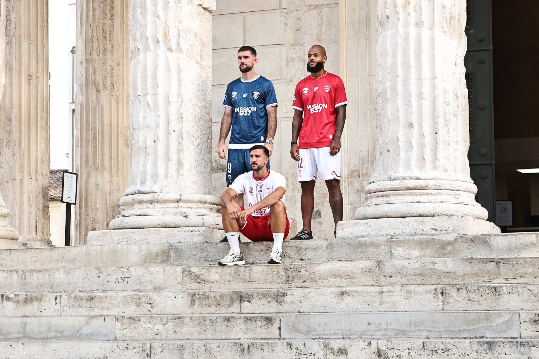 Nîmes Olympique dévoile ses trois maillots pour la saison de ses 90 ans