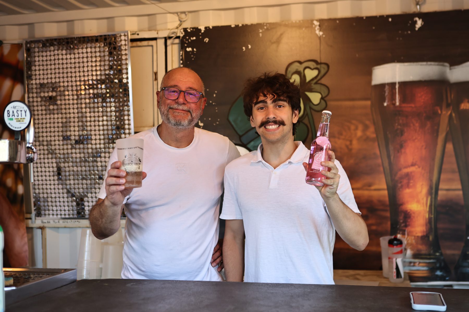 Série de l&rsquo;été – Bagnols Plage : Au Bar à bières, les brasseurs locaux sont les véritables stars de l&rsquo;été
