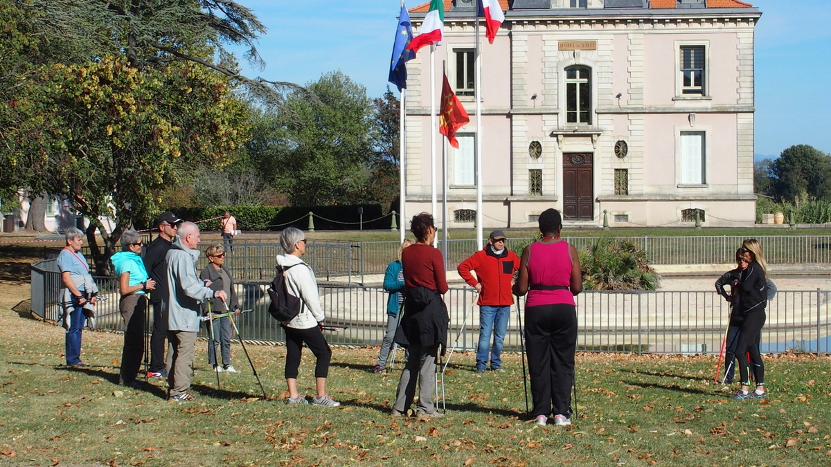 Pont-Saint-Esprit : une initiation gratuite à la Marche Nordique au Forum des Associations