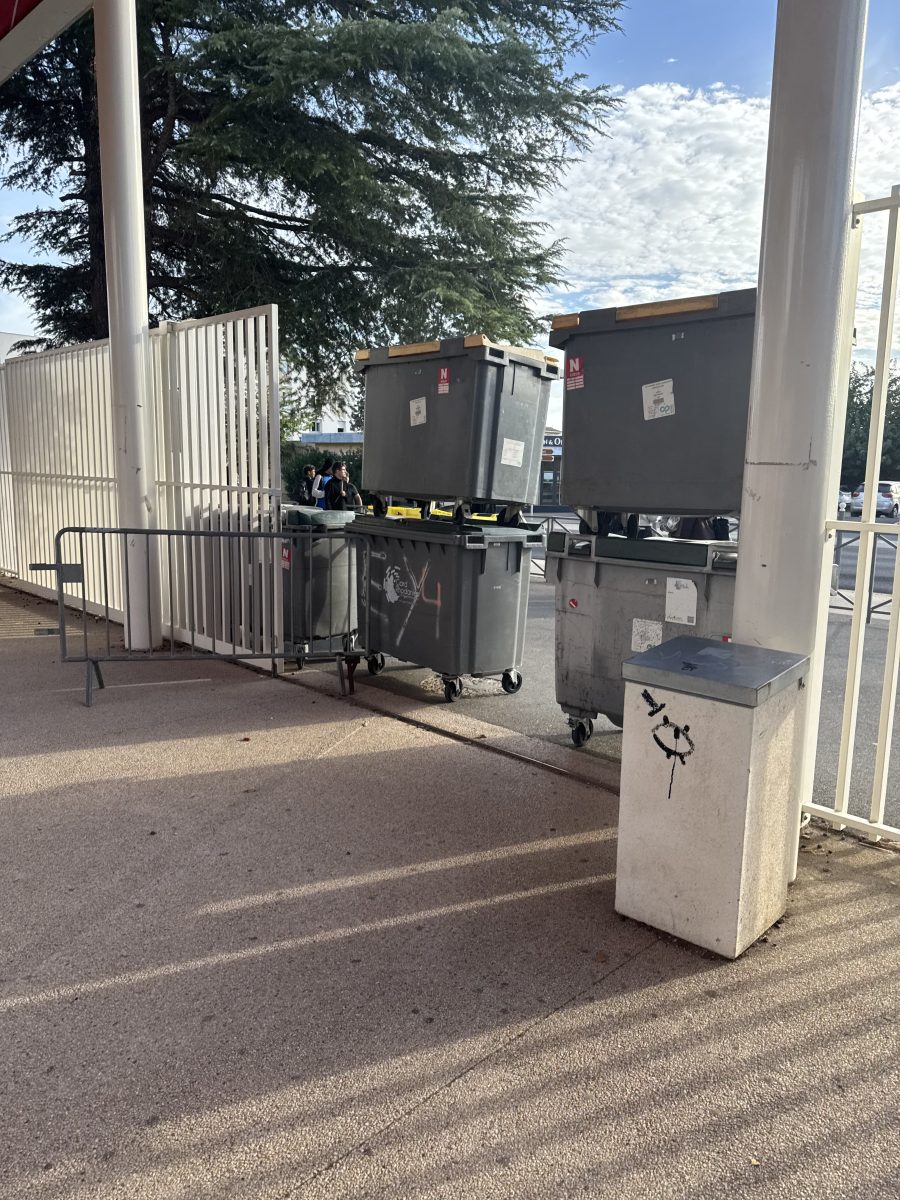 Bagnols-sur-Cèze : des poubelles pour bloquer l’entrée du lycée Einstein, la police intervient