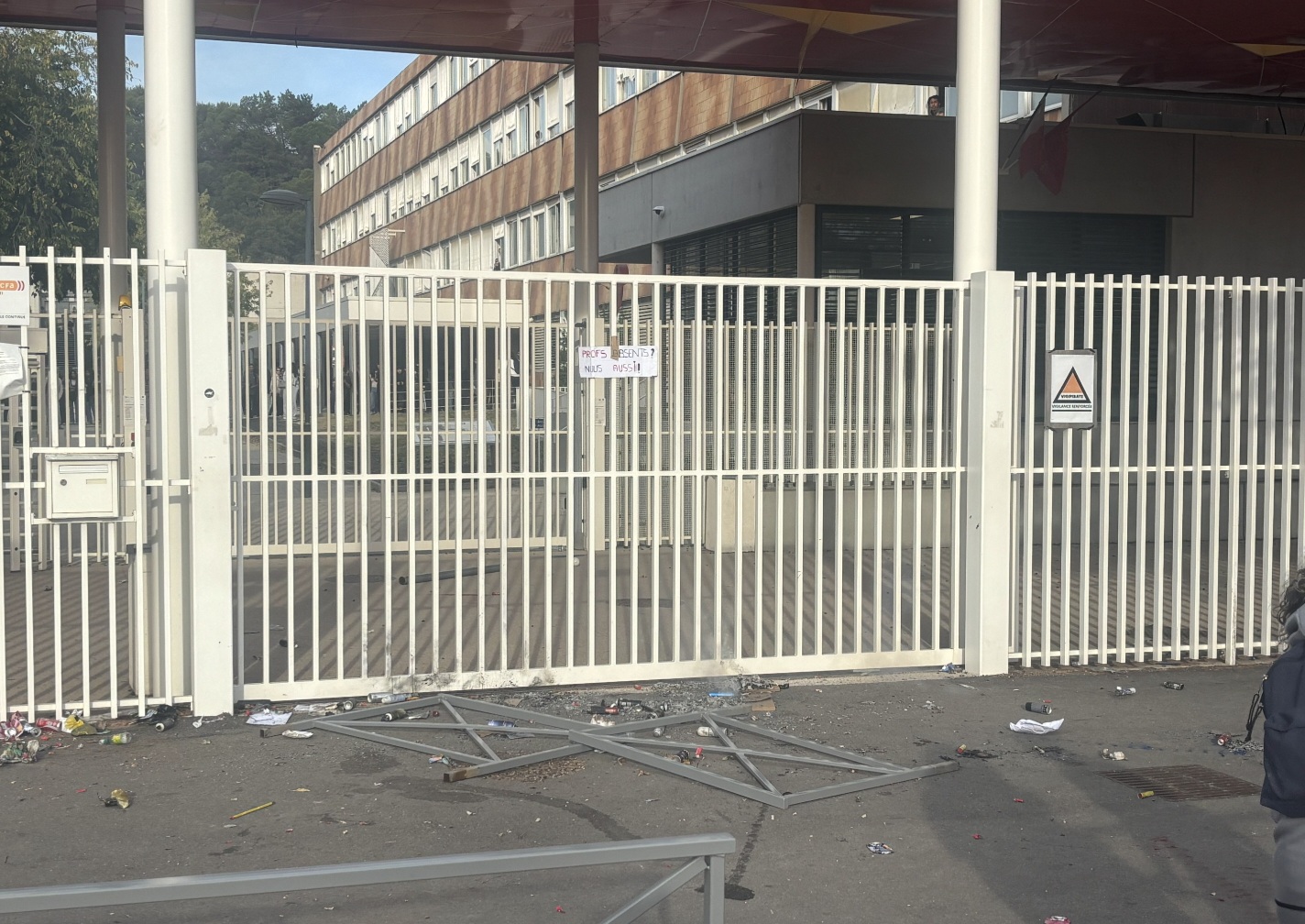 Bagnols-sur-Cèze : une centaine de lycéens bloquent le lycée Albert Einstein
