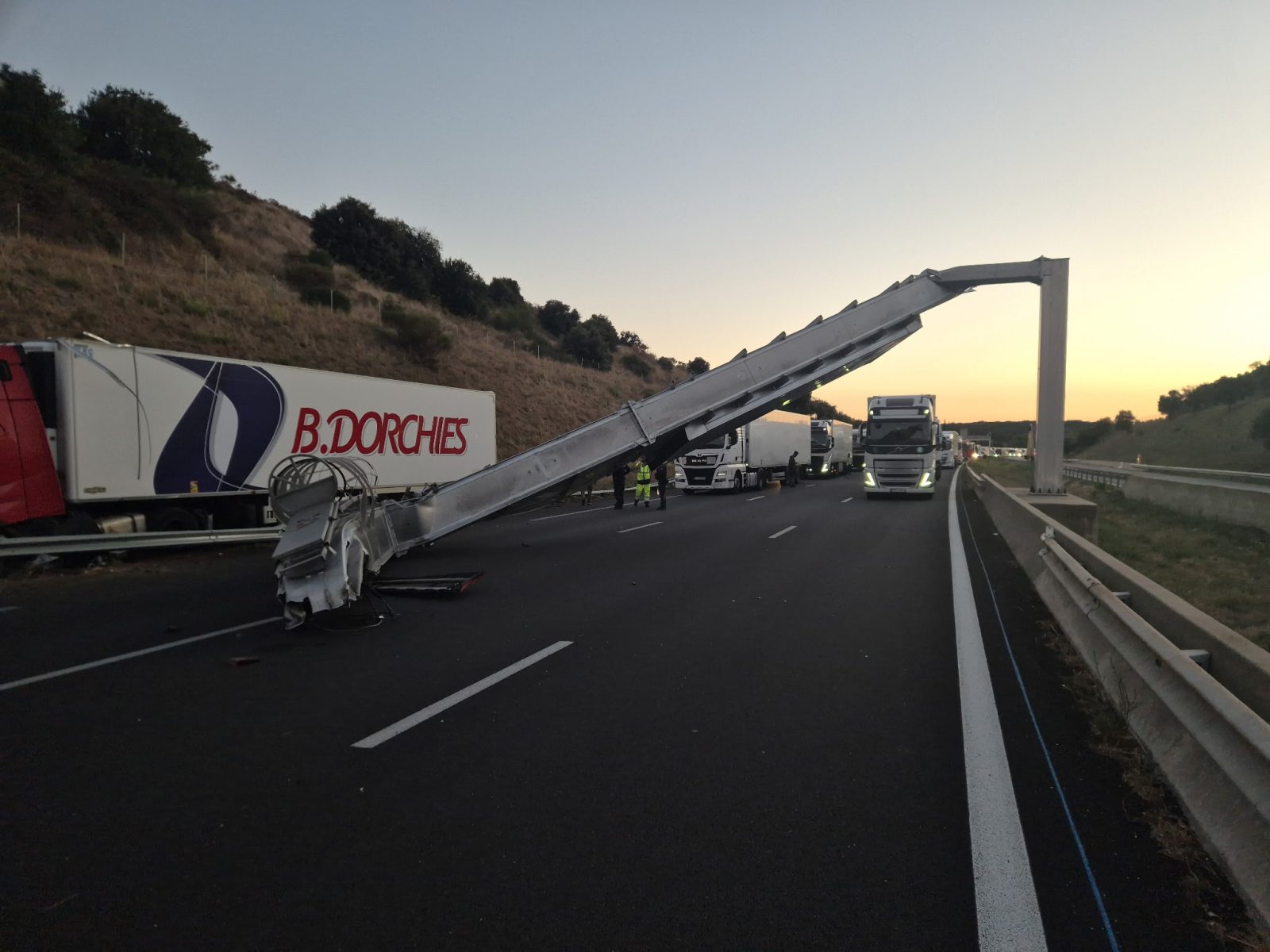A9 à Tavel : un poids lourd percute un panneau, l’autoroute totalement coupée
